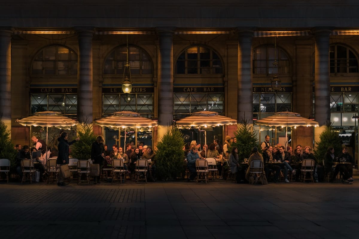 Site WordPress restaurant : erreurs à éviter 6 Une guirlande lumineuse allumée créant une ambiance chaleureuse, illustrant l'identité visuelle d'un restaurant.