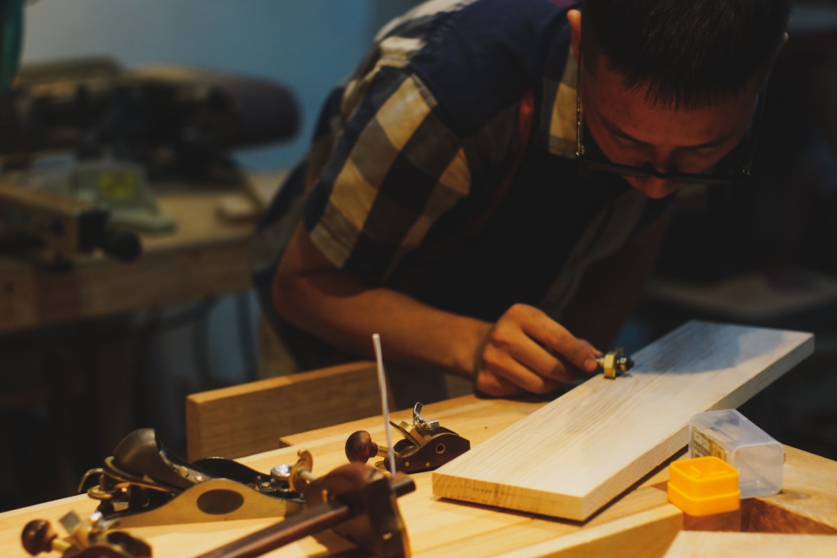 Artisan au travail dans son atelier