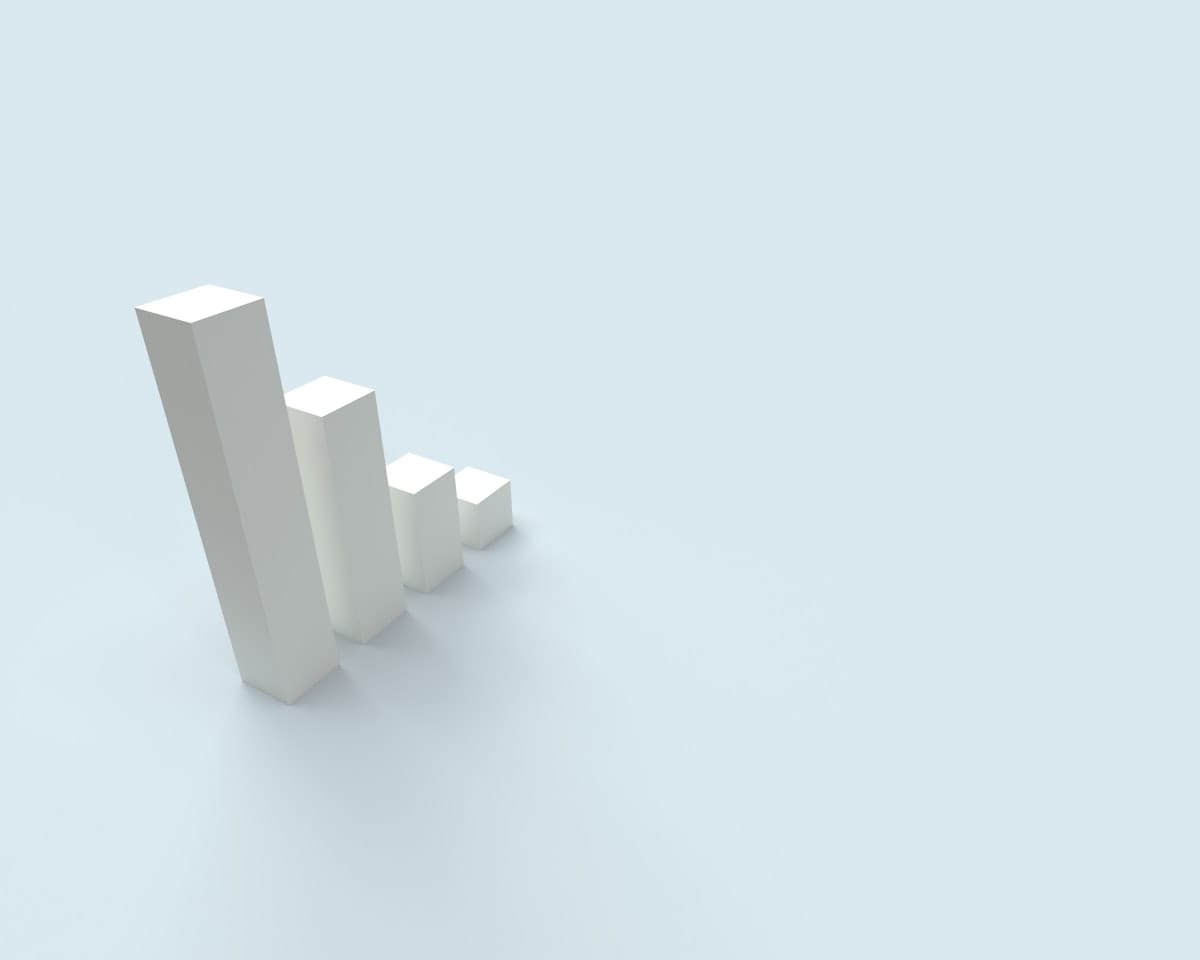 Combien de temps faut-il pour apparaître sur Google (et pourquoi personne ne peut vous le garantir) ? 5 Un graphique en barres bleu affichant une progression, représentant la croissance progressive du référencement naturel.