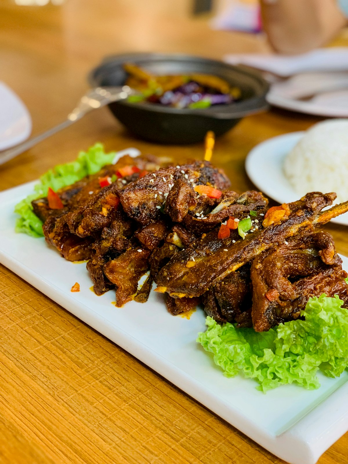 Site WordPress restaurant : erreurs à éviter 5 Des côtes grillées soigneusement présentées, illustrant une photographie culinaire qui donne envie.