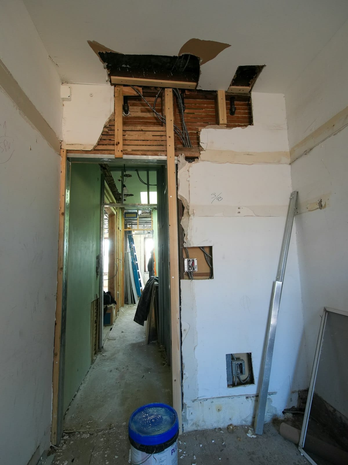 Une pièce en cours de rénovation avec les murs apparents, illustrant une réalisation de chantier d'artisan.