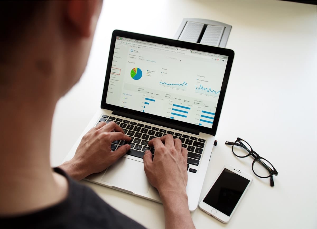 Combien de temps faut-il pour apparaître sur Google (et pourquoi personne ne peut vous le garantir) ? 6 Une personne travaille régulièrement sur son ordinateur portable, illustrant la rédaction de contenu SEO au fil des mois.