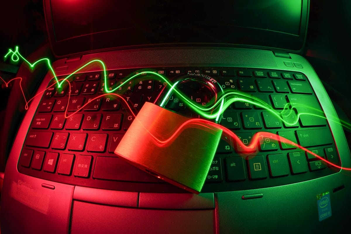 Maintenance WordPress : ce que comprend une offre sérieuse 4 Un ordinateur portable noir et rouge, illustrant la sauvegarde régulière des données d'un site internet.