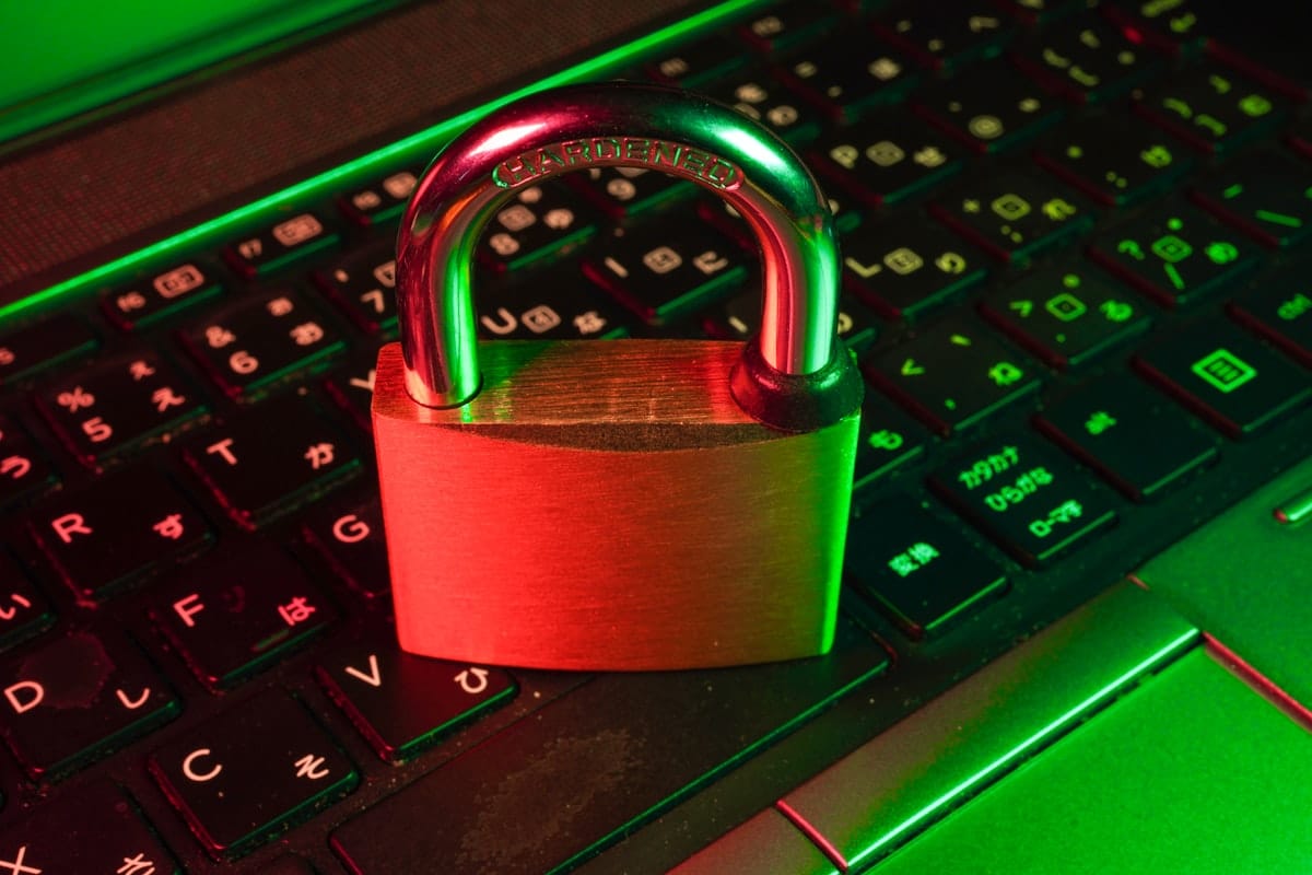 Un cadenas rouge posé sur un clavier d'ordinateur noir, symbolisant la sécurité active d'un site WordPress.