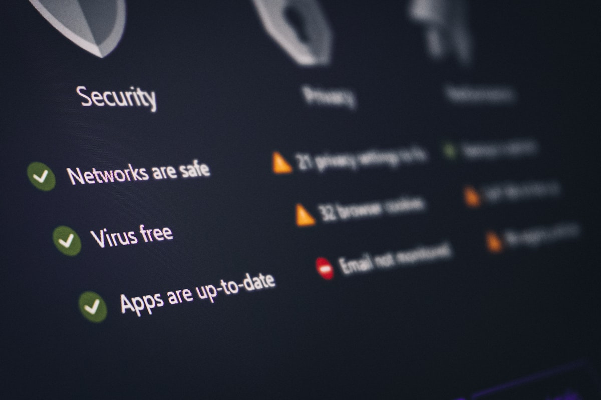 Maintenance WordPress : ce que comprend une offre sérieuse 5 Un tableau de bord affichant des indicateurs de sécurité et de confidentialité, illustrant le suivi de performance d'un site.